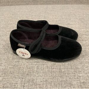 Cienta size 31 (similar to size 13) black velvet Mary Janes NWT